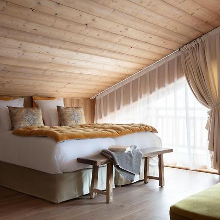 Grandes Rousses Hotel & Spa Alpe d'Huez Exterior foto A bedroom at the Hotel de Crillon