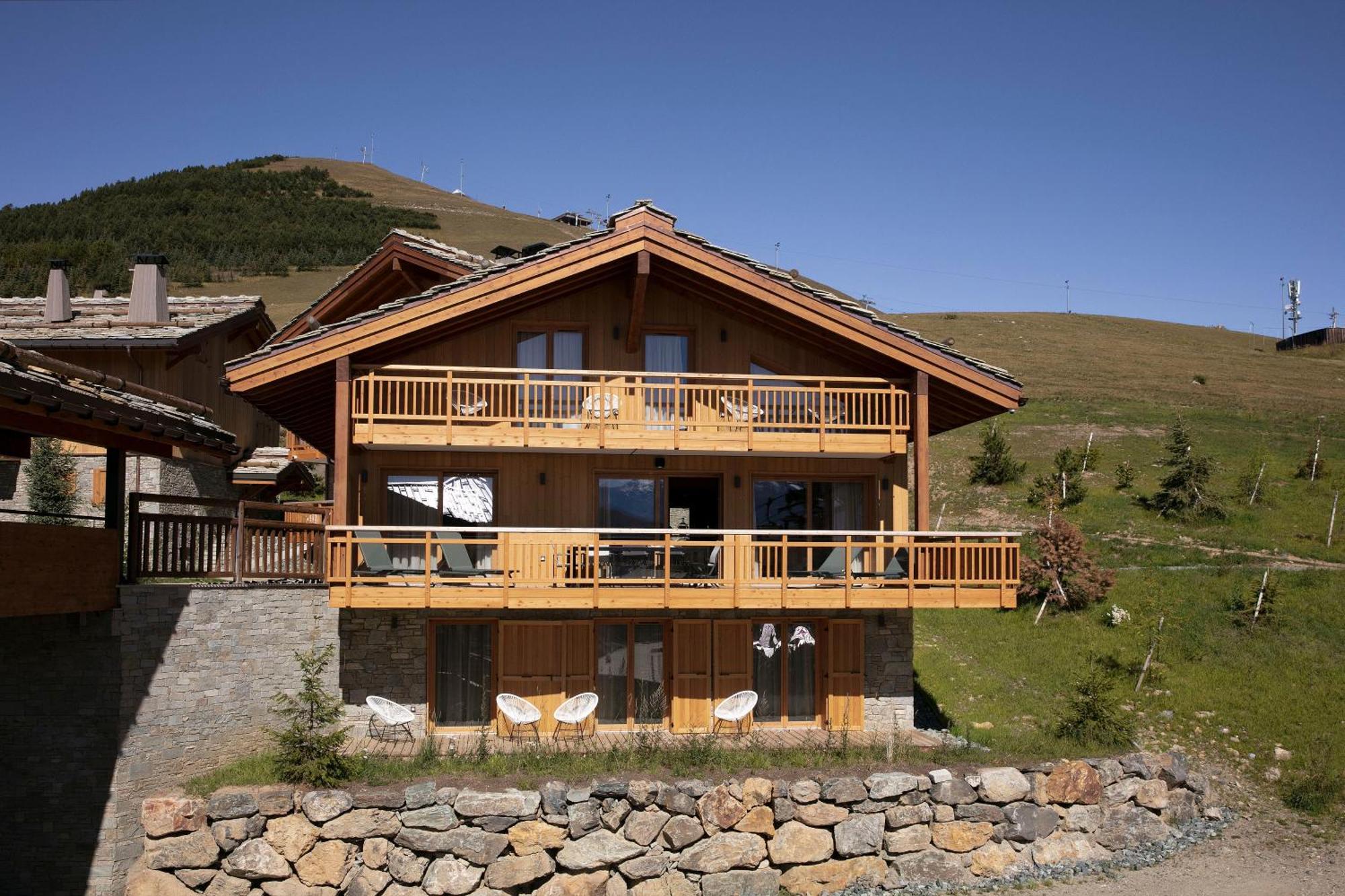 Grandes Rousses Hotel & Spa Alpe d'Huez Exterior foto A chalet in Les Saisies