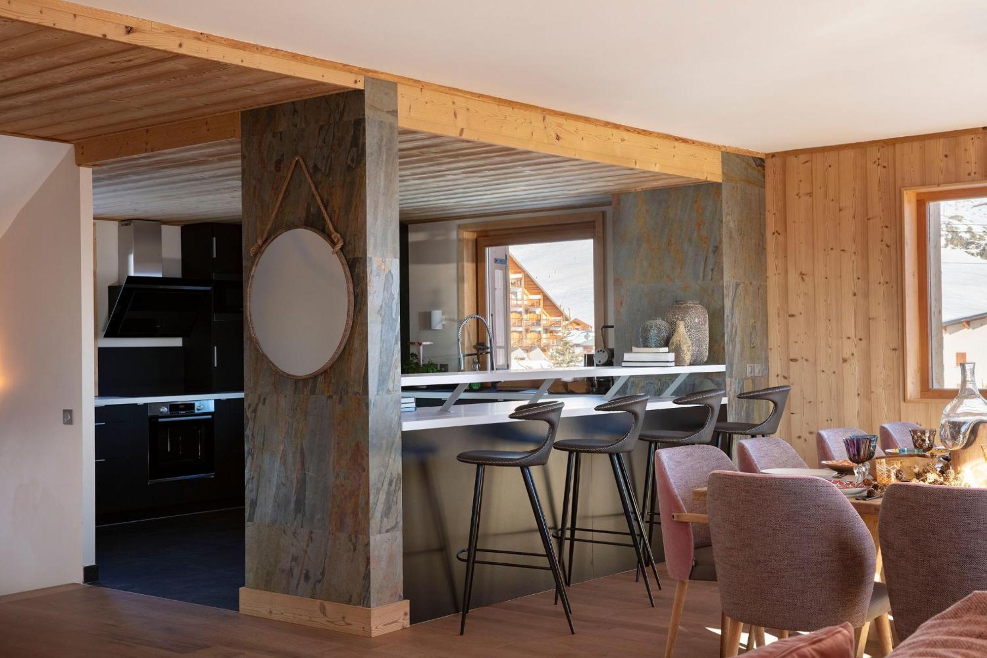 Grandes Rousses Hotel & Spa Alpe d'Huez Exterior foto A kitchen in a chalet