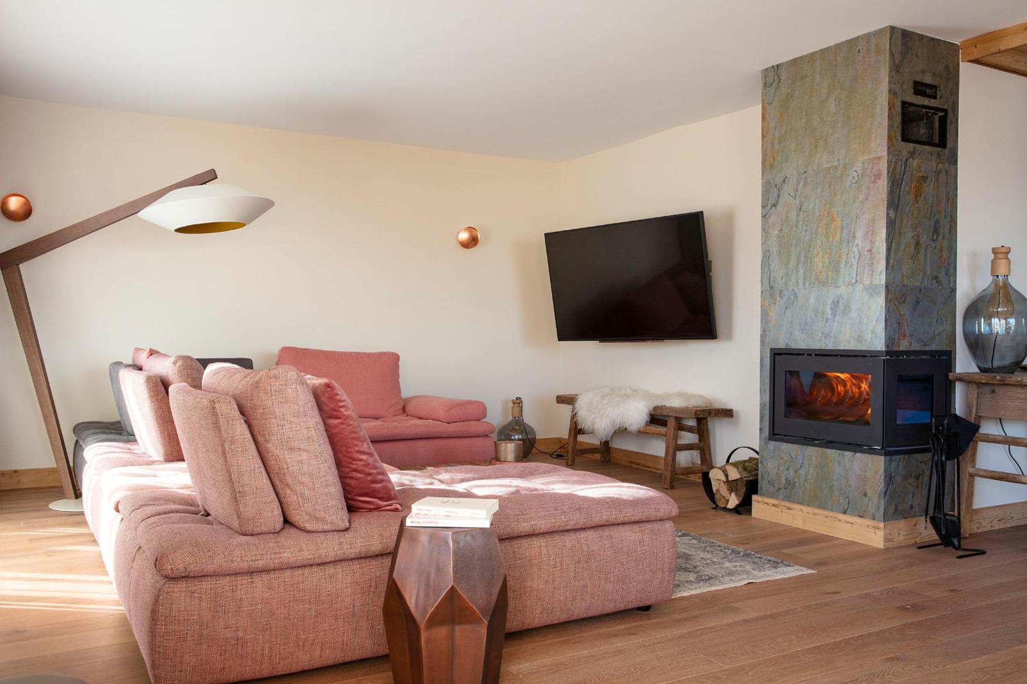 Grandes Rousses Hotel & Spa Alpe d'Huez Exterior foto A living room with a fireplace