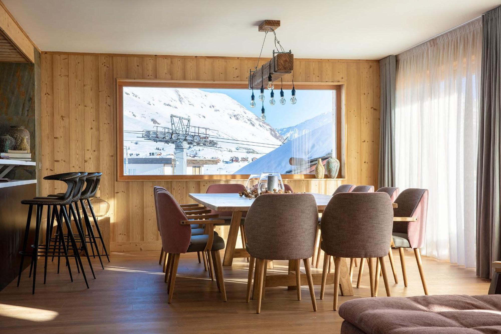 Grandes Rousses Hotel & Spa Alpe d'Huez Exterior foto A dining room in a chalet