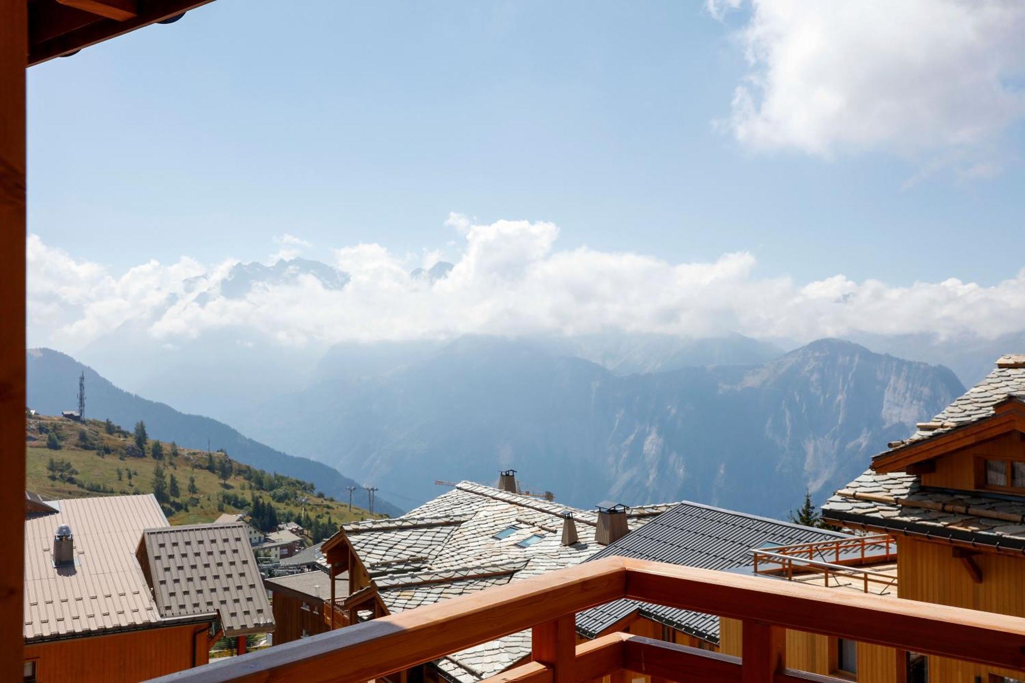 Grandes Rousses Hotel & Spa Alpe d'Huez Exterior foto View of Mont Blanc from Les Saisies
